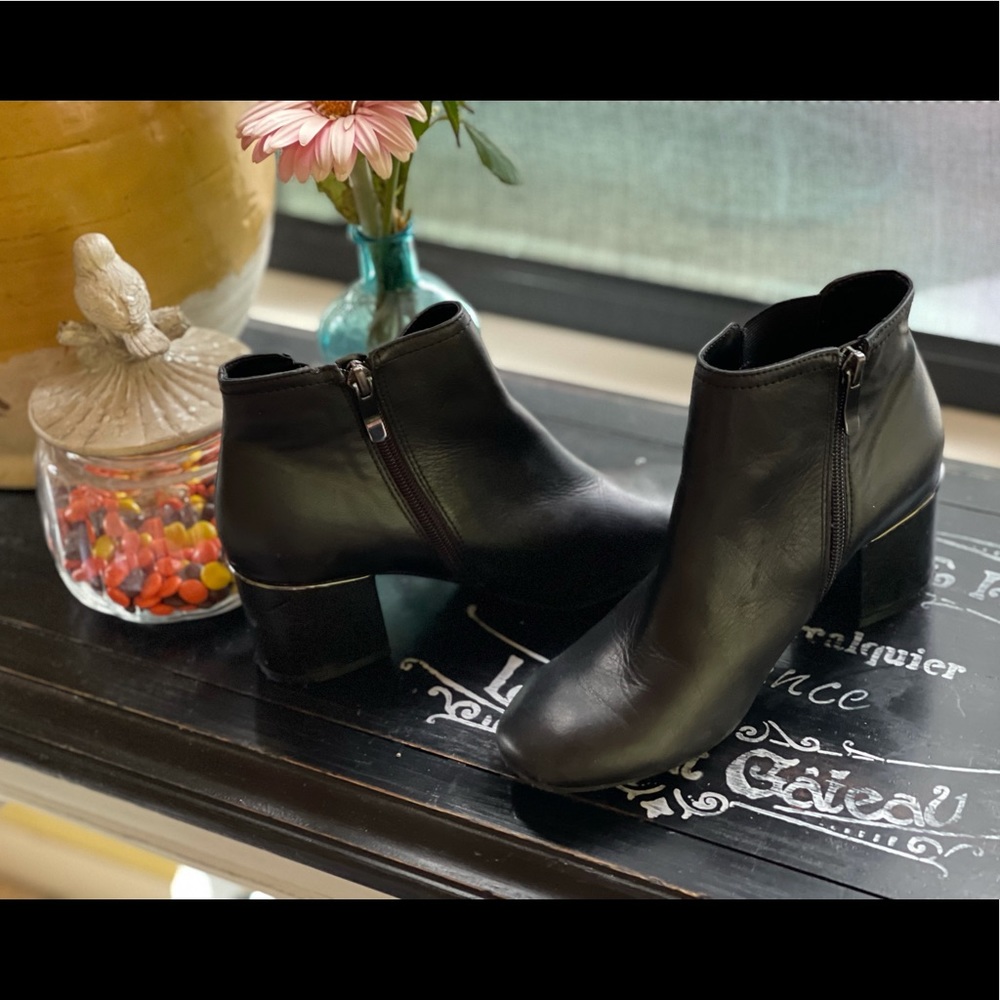 EVOLVE BLK.SHORT DRESS BOOTS W/ZIPPER size 6